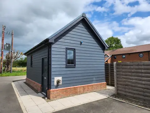 A compact extension in dark cladding — CG Cladding Solutions